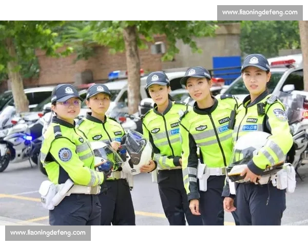 铁骑玫瑰护赛场：苏超女骑警的刚柔担当